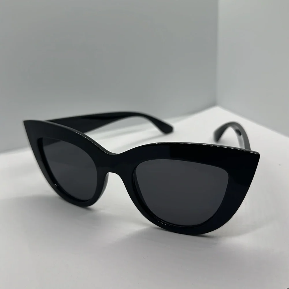 NWT Chic Black Cat Eye Sunglasses - UVProtection - Vintage Inspired Glamour